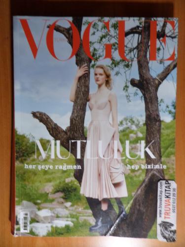 Vogue Türkiye - Mutluluk Her Şeye Rağmen Hep Bizimle - Nisan 2021 /124